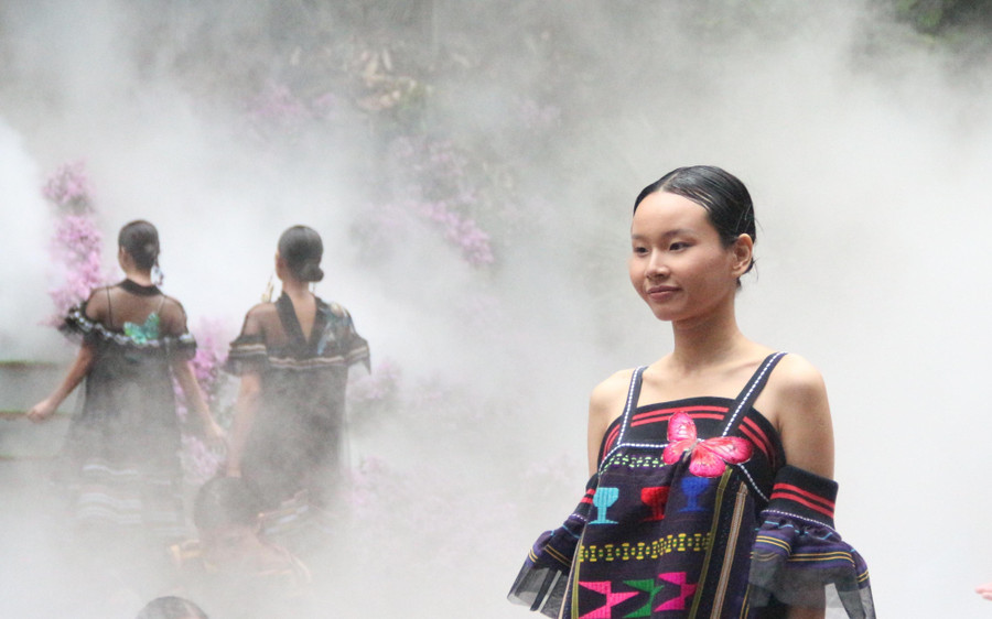 Những chiếc áo dài trên nền vải thổ cẩm là sản phẩm độc đáo mang đậm bản sắc dân tộc của đồng bào các dân tộc Tây Nguyên