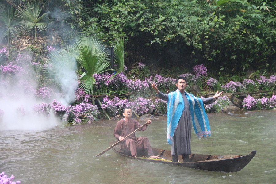 Tiết mục văn nghệ đặc sắc tại thác Pa Sỹ.