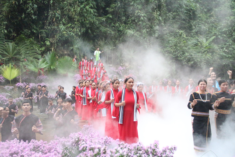 Hàng trăm người dân, học sinh tham gia trong chương trình.