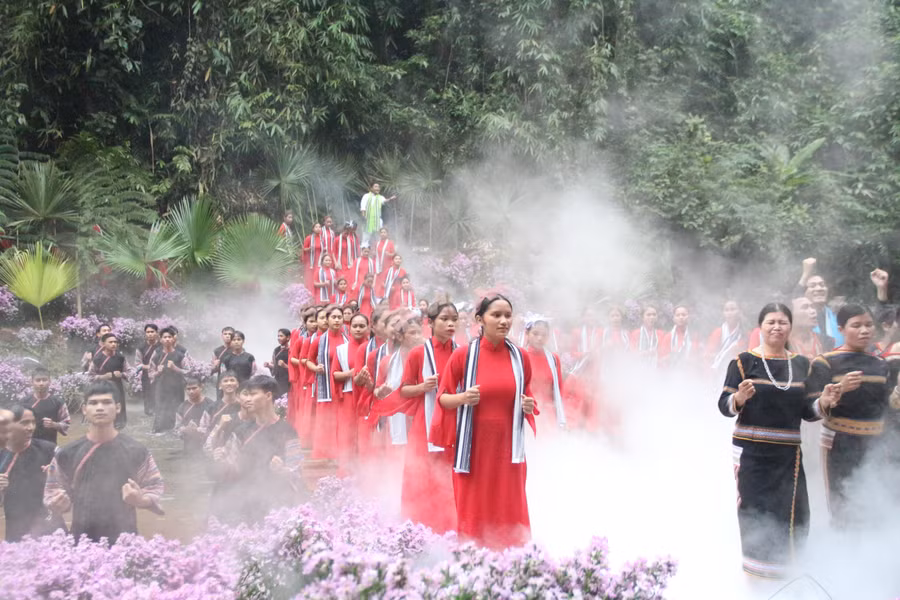 Hàng trăm người dân, học sinh tham gia trong chương trình.