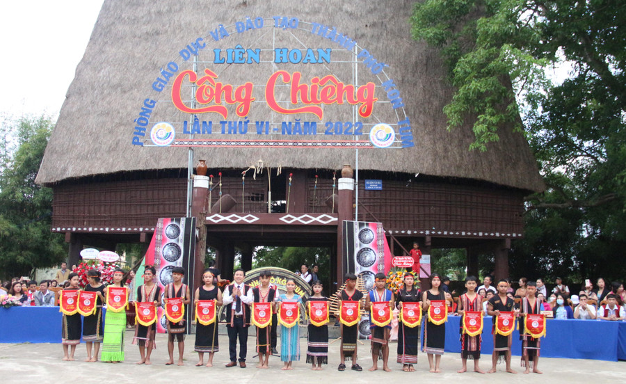 Ông Thái Khắc Hoà, Trưởng phòng GD&ĐT TP Kon Tum trao cờ cho 16 đội tham gia. Ông Thái Khắc Hoà, Trưởng phòng GD&ĐT TP Kon Tum trao cờ cho 16 đội tham gia.