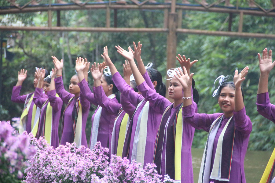 Học sinh dân tộc thiểu số tại tỉnh Kon Tum tham gia biểu diễn.