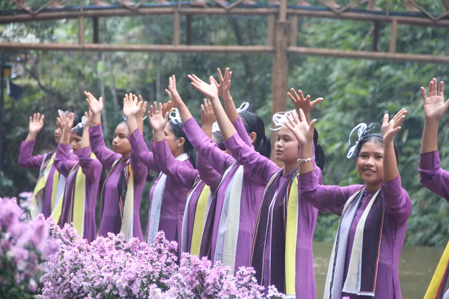 Học sinh dân tộc thiểu số tại tỉnh Kon Tum tham gia biểu diễn.