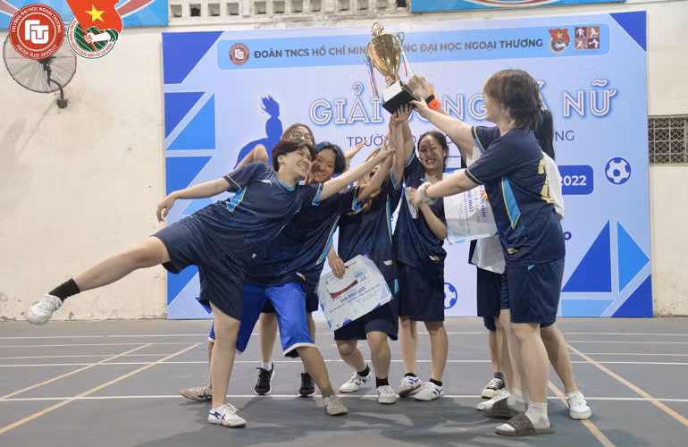 Trong niềm vui chiến thắng