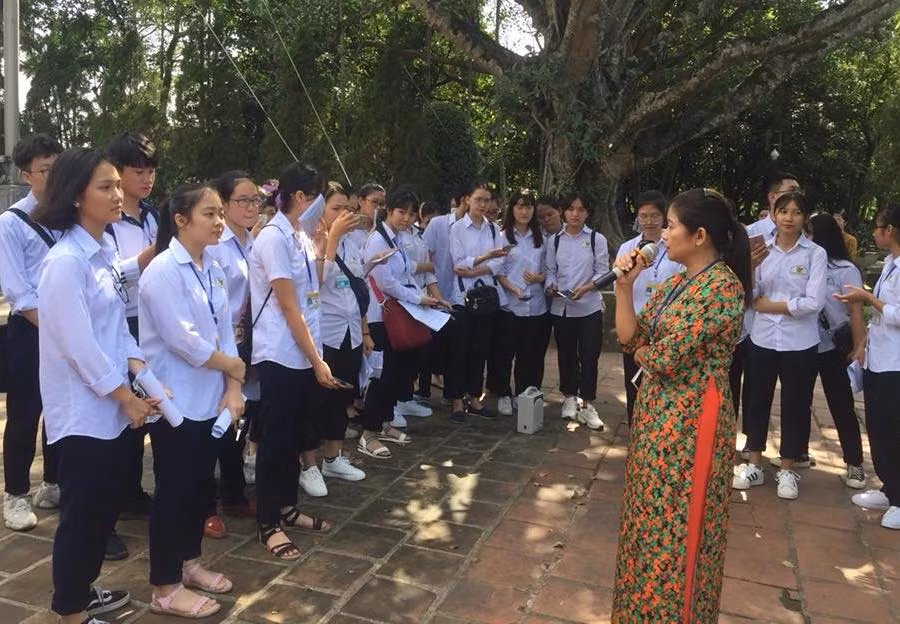 Một buổi ngoại khóa, học sinh dược nghe cô giáo nói về truyền thống giáo dục Nam Định