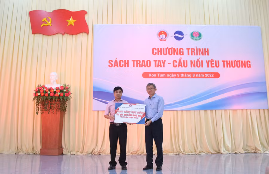Ông Dương Trí Dũng, Phó Giám đốc Sở GD&amp;ĐT TP.HCM (bên phải) trao 200 suất học bổng cho ngành Giáo dục Kon Tum.