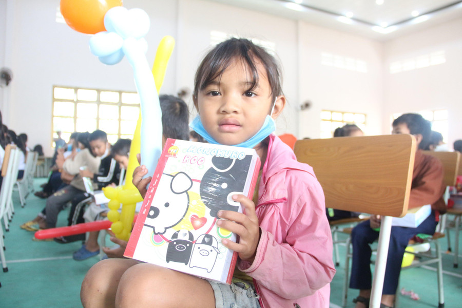 Học sinh khó khăn nhận được những cuốn vở mới.