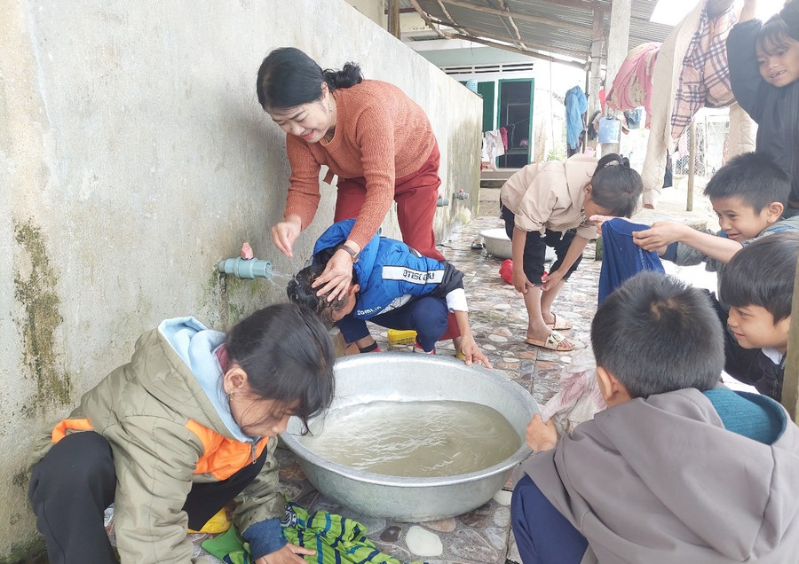 Bên cạnh việc dạy chữ giáo viên các huyện vùng khó Gia Lai còn chăm lo đời sống cho học sinh.