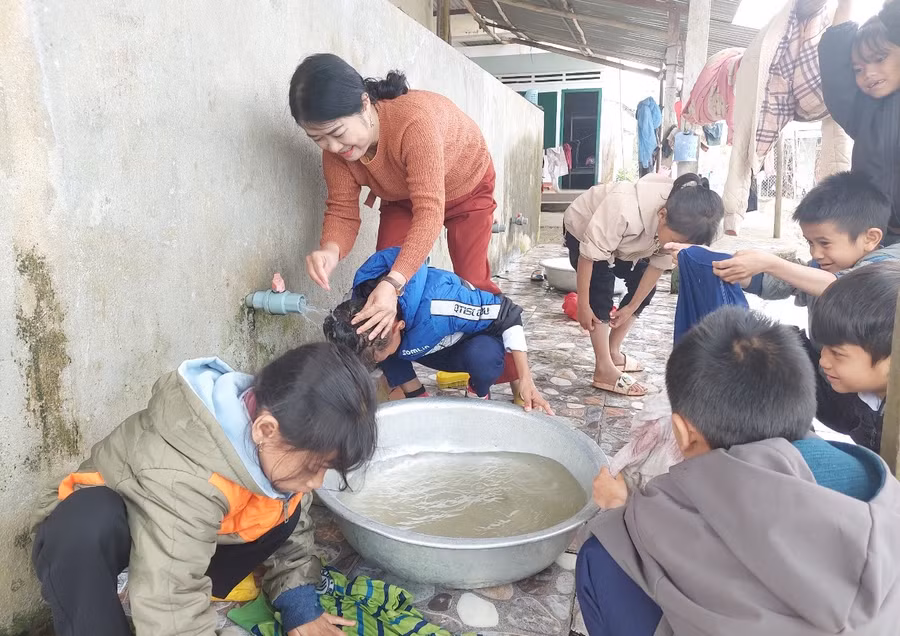 Bên cạnh việc dạy chữ giáo viên các huyện vùng khó Gia Lai còn chăm lo đời sống cho học sinh.