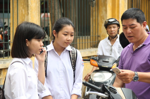 Thí sinh Tào Thiên Trang (ở giữa) chia sẻ kết quả bài thi với bố Thí sinh Tào Thiên Trang (ở giữa) chia sẻ kết quả bài thi với bố