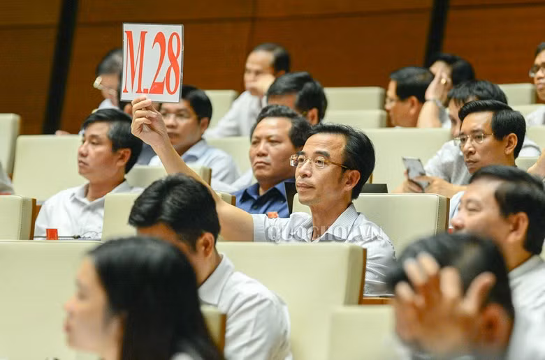 Đại biểu Nguyễn Tiến Sinh giơ biển tranh luận