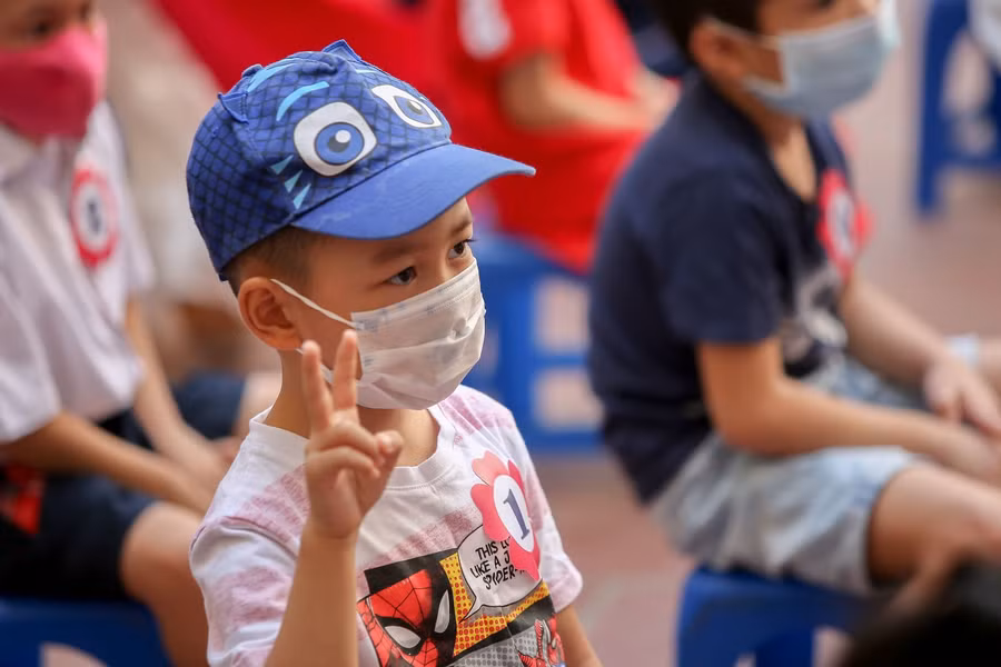 Nhiều bạn tỏ ra hào hứng khi đến ngôi trường mới.