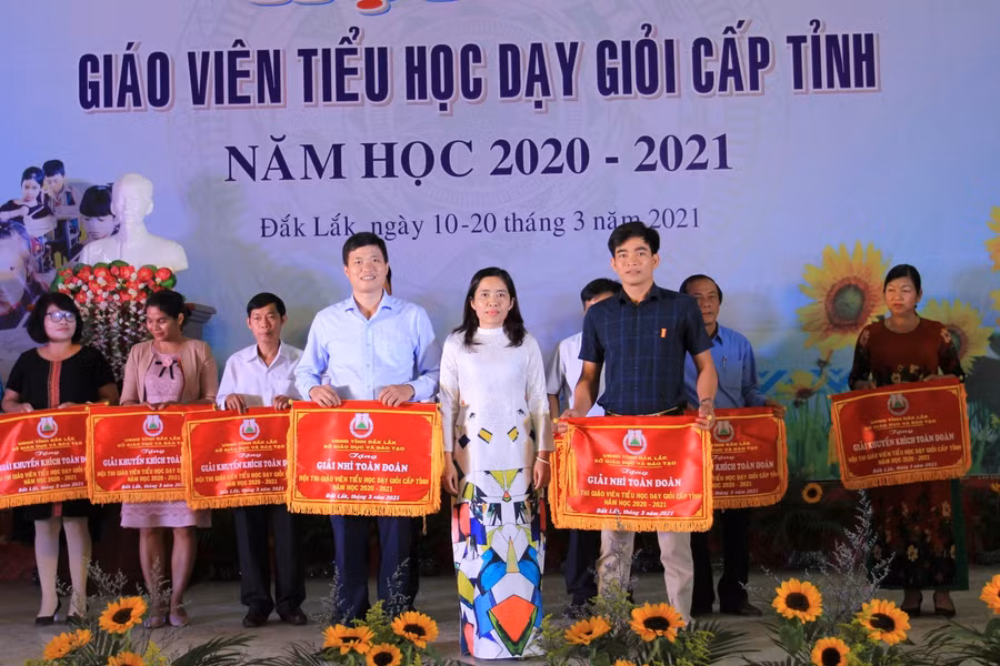 TS Lê Thị Thanh Xuân, Tỉnh ủy viên, Bí thư Thị ủy Buôn Hồ, nguyên Phó Giám đốc Sở GD&amp;ĐT Đắk Lắk (ảnh chụp tại một hoạt động lớn của ngành GD&amp;ĐT năm học 2020-2021)