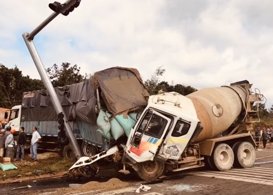 Xe bồn mất thắng tông vào hàng loạt xe đang dừng đèn đỏ khiến 3 người thương vong.