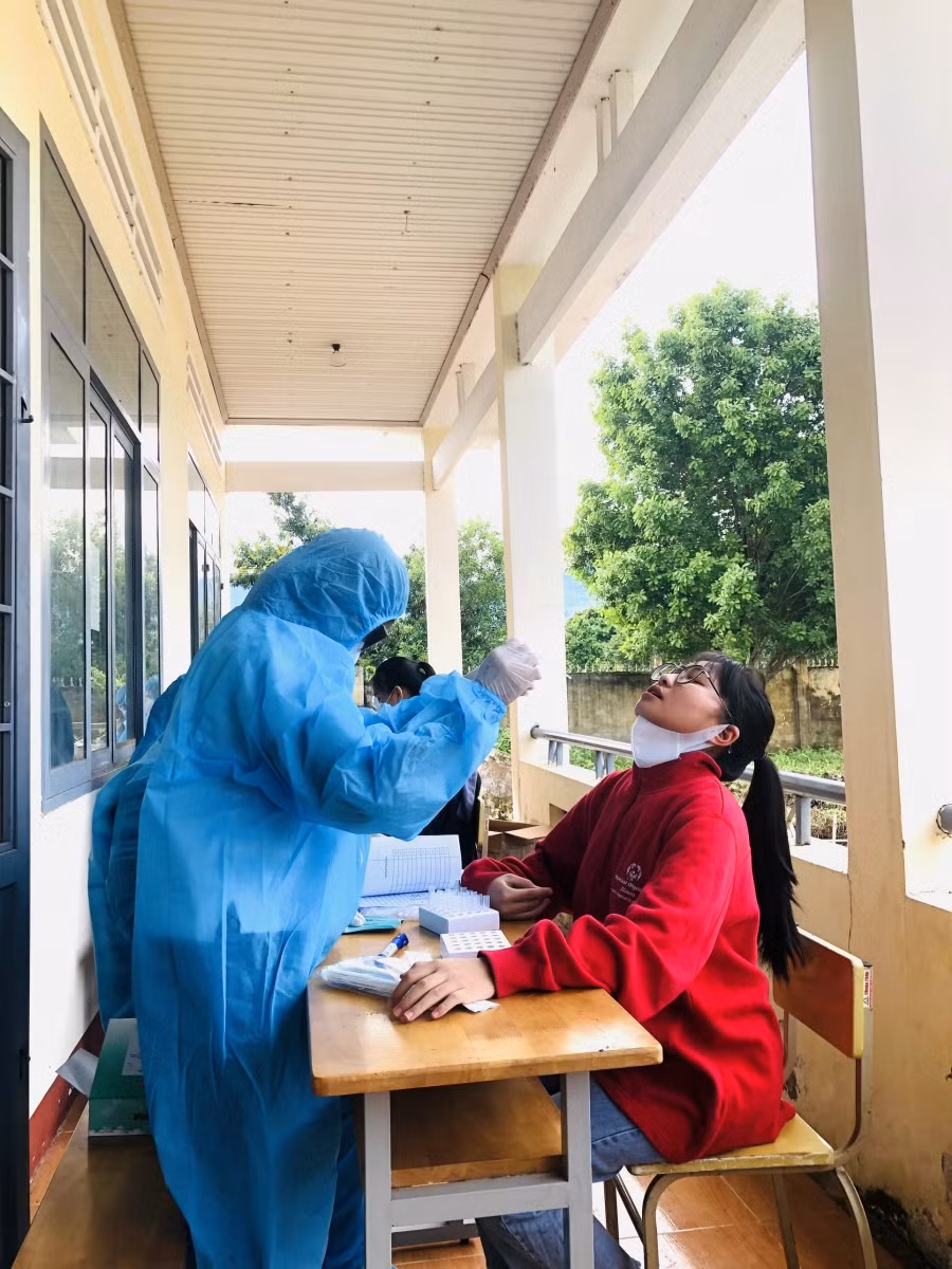 Cán bộ Trung tâm Y tế huyện Krông Bông lấy mẫu test nhanh SARS-CoV-2 cho các thí sinh tại điểm thi THPT Lắk vào sáng 6/7