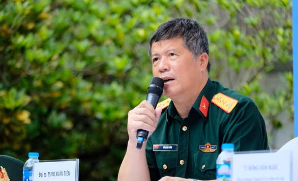 Đại tá Vũ Xuân Tiến tư vấn cho thí sinh và phụ huynh tại ngày hội tư vấn tuyển sinh, hướng nghiệp 2022. Ảnh: Nam Trần