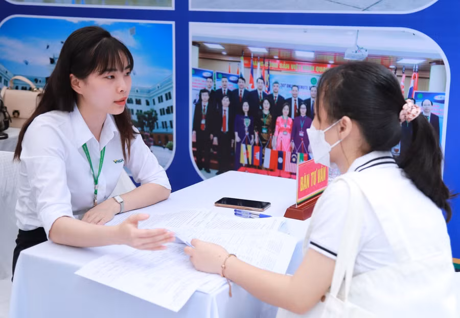 Thí sinh được tư vấn nhiệt tình tại ngày hội tư vấn tuyển sinh, hướng nghiệp 2022