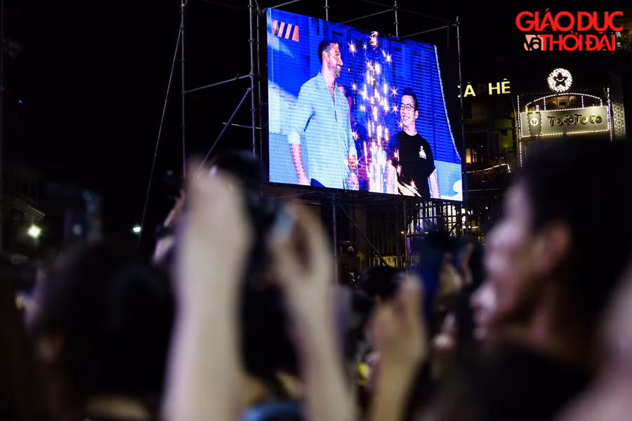 Sở hữu chiều cao 1m93, trung vệ huyền thoại - "chiến binh thép" một thời của Old Trafford dễ dàng trở thành tâm điểm chú ý