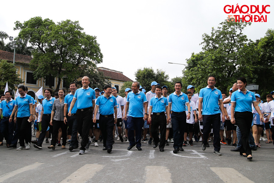 Phó Thủ tướng Trương Hòa Bình cùng hàng ngàn người dân thủ đô đi bộ vì sức khoẻ