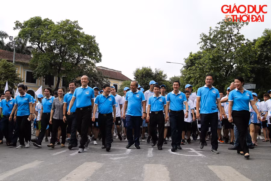 Phó Thủ tướng Trương Hòa Bình cùng hàng ngàn người dân thủ đô đi bộ vì sức khoẻ