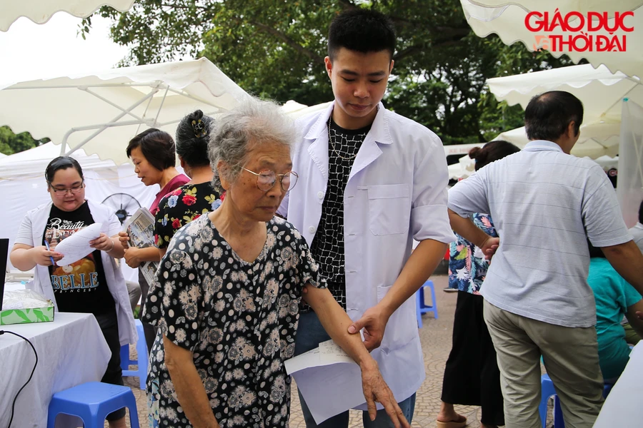 Hàng ngàn người dân Thủ đô tham dự “Đi bộ vì sức khỏe”