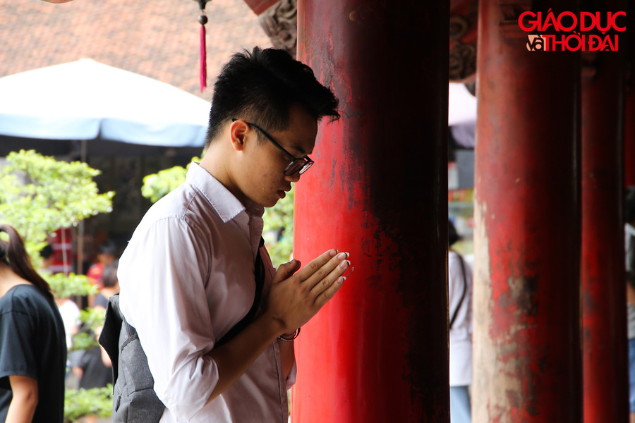 Sáng nay 23/6, nhiều thí sinh và phụ huynh đã đến Văn Miếu Quốc Tử Giám để thắp hương cầu may mắn đỗ đạt