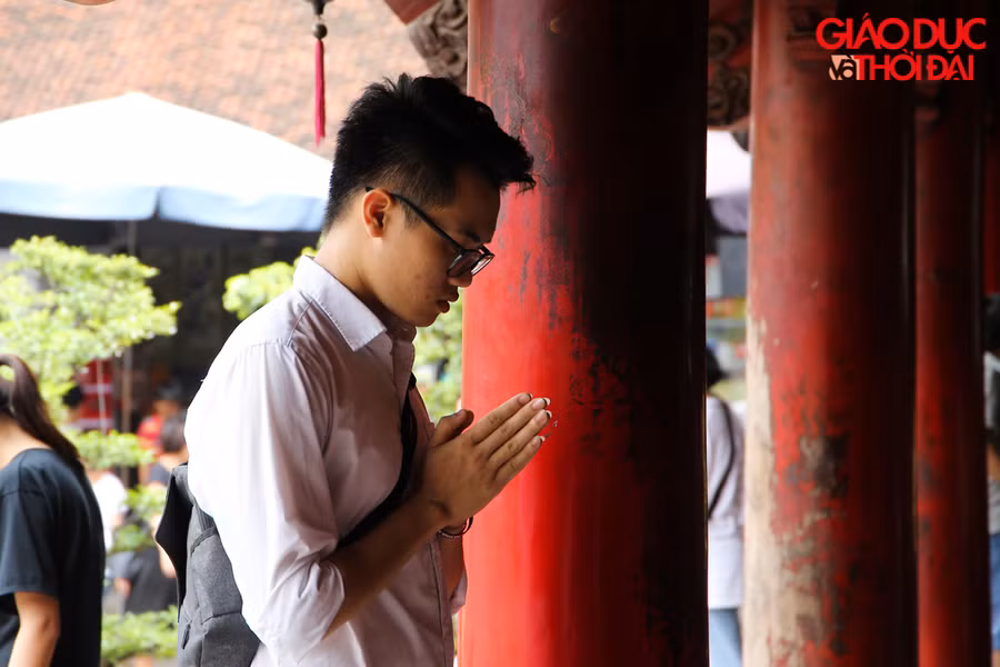 Sáng nay 23/6, nhiều thí sinh và phụ huynh đã đến Văn Miếu Quốc Tử Giám để thắp hương cầu may mắn đỗ đạt