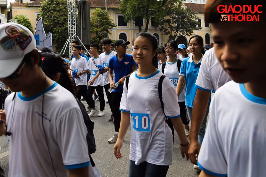 Ngay trong chương trình, hơn 1.000 người đã tham gia cuộc thi đi bộ vì sức khỏe