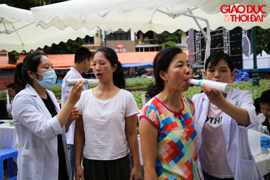 Ban tổ chức khám cho khoảng 1.000 người; sàng lọc bệnh ung thư vú và bệnh ung thư cổ tử cung, bệnh đái tháo đường, bệnh tim mạch, bệnh phổi tắc nghẽn mạn tính