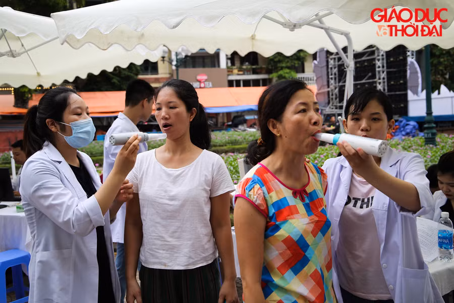 Ban tổ chức khám cho khoảng 1.000 người; sàng lọc bệnh ung thư vú và bệnh ung thư cổ tử cung, bệnh đái tháo đường, bệnh tim mạch, bệnh phổi tắc nghẽn mạn tính