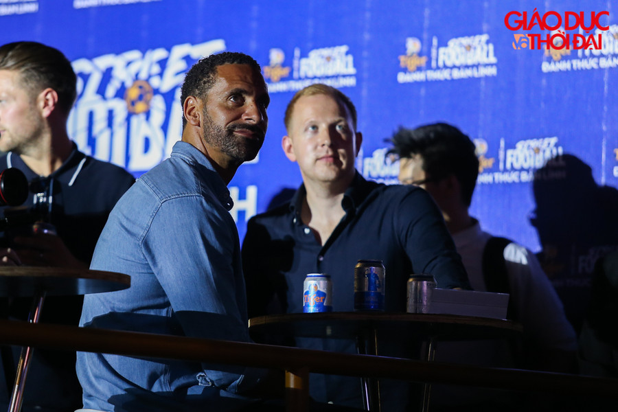 Ngay từ sớm ngôi sao Rio Ferdinand đã có mặt tại phố đi bộ Hồ Hoàn Kiếm để giao lưu cùng những người hâm mộ