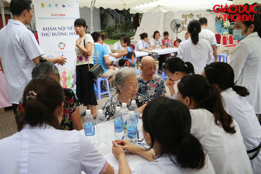 Bác sĩ Nguyễn Hoàng Đạo, Khoa thăm dò và phục hồi chức năng, BV phổi T.Ư cho biết, ngày hôm nay BV đã đưa gần 30 y, bác sĩ, điều dưỡng và kỹ thuật viên đến chương trình để thăm khám miễn phía cho tất cả mọi người.