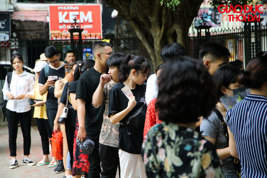 Hàng dài những sĩ tử xếp hàng để mua vé vào di tích Văn Miếu- Quốc Tử Giám trước giờ " G" kỳ thi THPT Quốc gia 2019