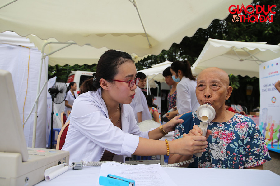 Các bác sĩ hướng dẫn cho người dân khám bệnh ngay tại phố đi bộ Hồ Hoàn Kiếm