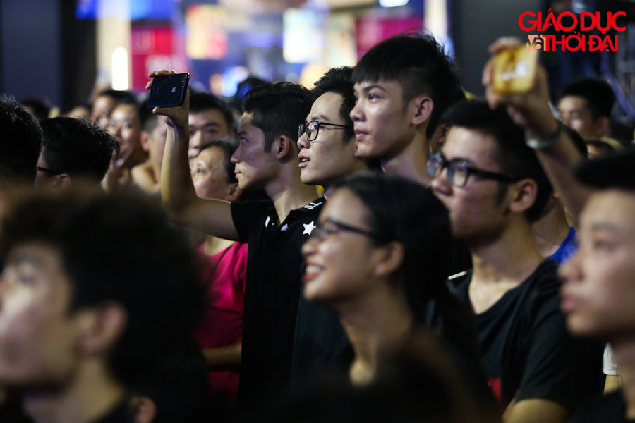 Phần biểu diễn giữa hai huyền thoại đại diện cho hai nền bóng đá đã được đông đảo người hâm mộ có mặt trên phố đi bộ Hồ Gươm đón nhận đầy phấn khích