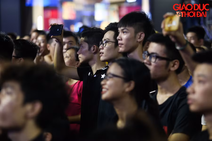 Phần biểu diễn giữa hai huyền thoại đại diện cho hai nền bóng đá đã được đông đảo người hâm mộ có mặt trên phố đi bộ Hồ Gươm đón nhận đầy phấn khích