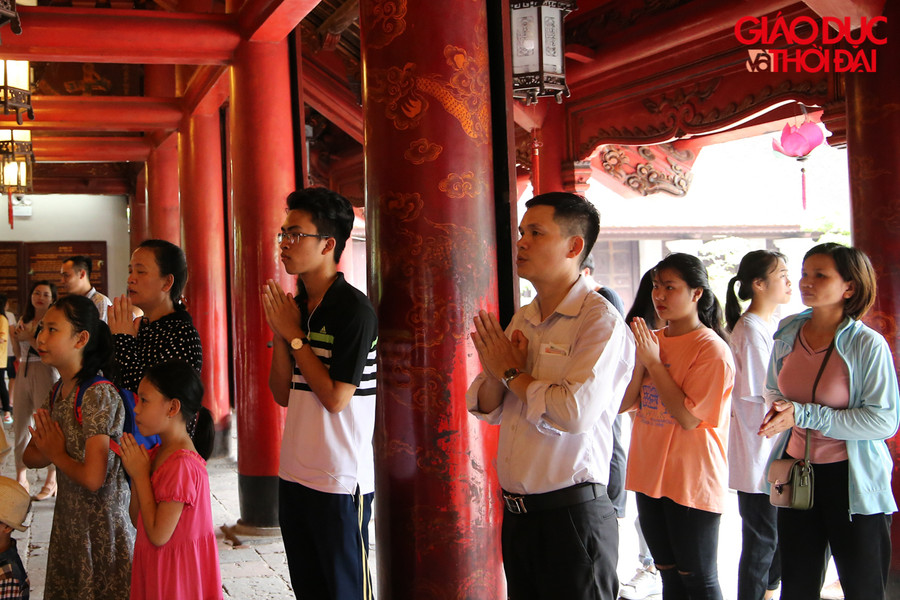 Theo ghi nhận, dù đã 12 giờ trưa, dưới thời tiết nắng nóng nhưng nhiều sĩ tử không quản ngại vẫn thành tâm đứng cầu nguyện mong nhận được sự may mắn của các bậc hiền nhân