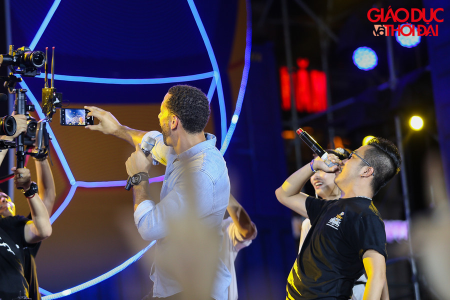 Rio Ferdinand" nhập gia tuỳ tục" với màn selfie với hàng ngàn người hâm mộ tại Hà Nội phía dưới sân khấu