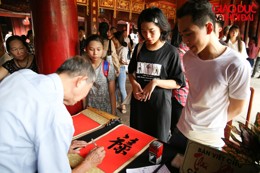Sau khi hành lễ trong các điện nhiều thí sinh xin chữ thư pháp ‘Đăng khoa’, cầu may mắn đỗ đạt