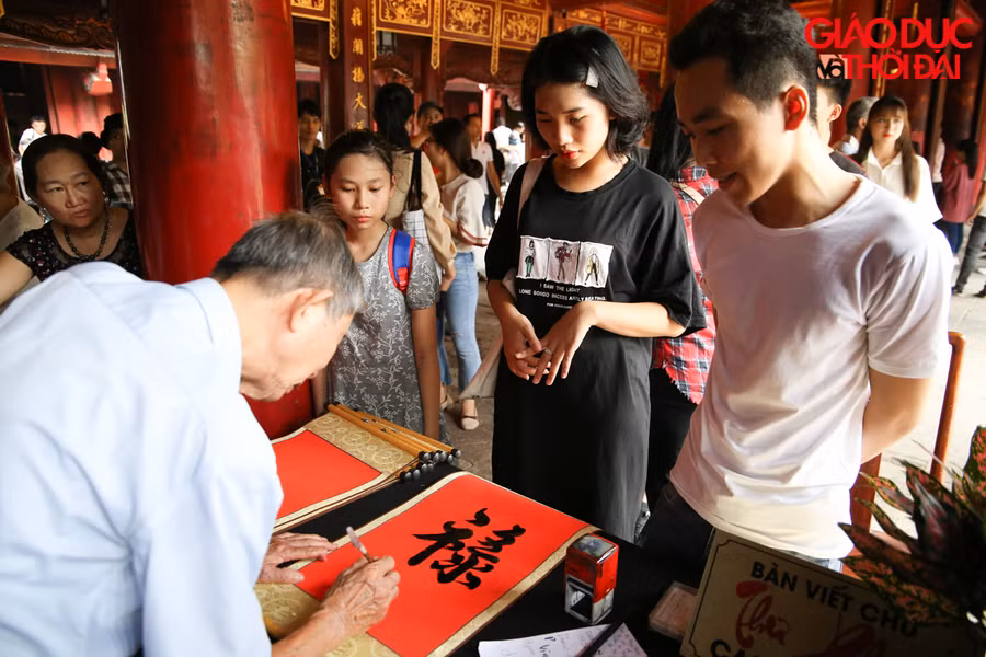 Sau khi hành lễ trong các điện nhiều thí sinh xin chữ thư pháp ‘Đăng khoa’, cầu may mắn đỗ đạt