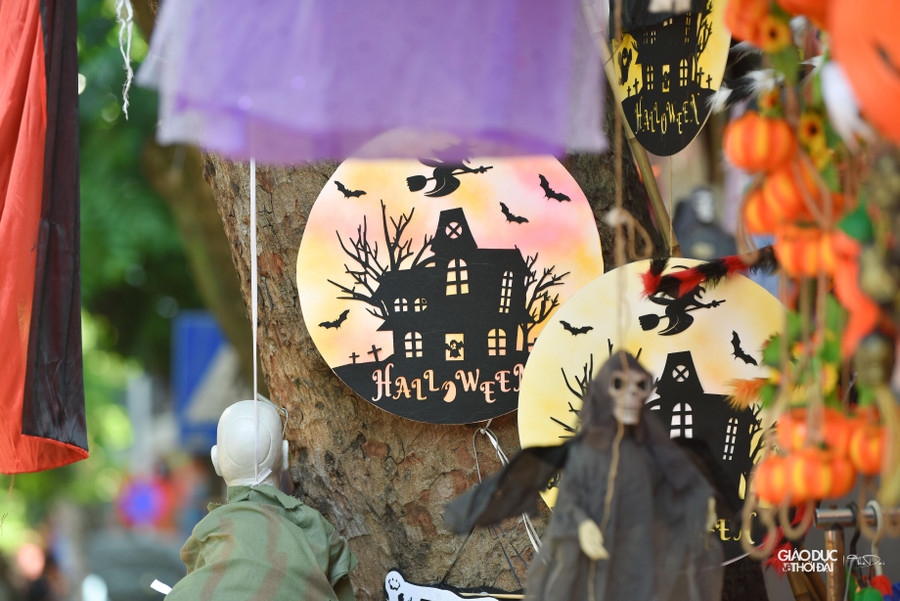 Còn khoảng 20 ngày nữa mới đến Halloween, nhiều người đã đến mua sắm để trang trí cho nhà hoặc các cửa hàng kinh doanh. Còn khoảng 20 ngày nữa mới đến Halloween, nhiều người đã đến mua sắm để trang trí cho nhà hoặc các cửa hàng kinh doanh.