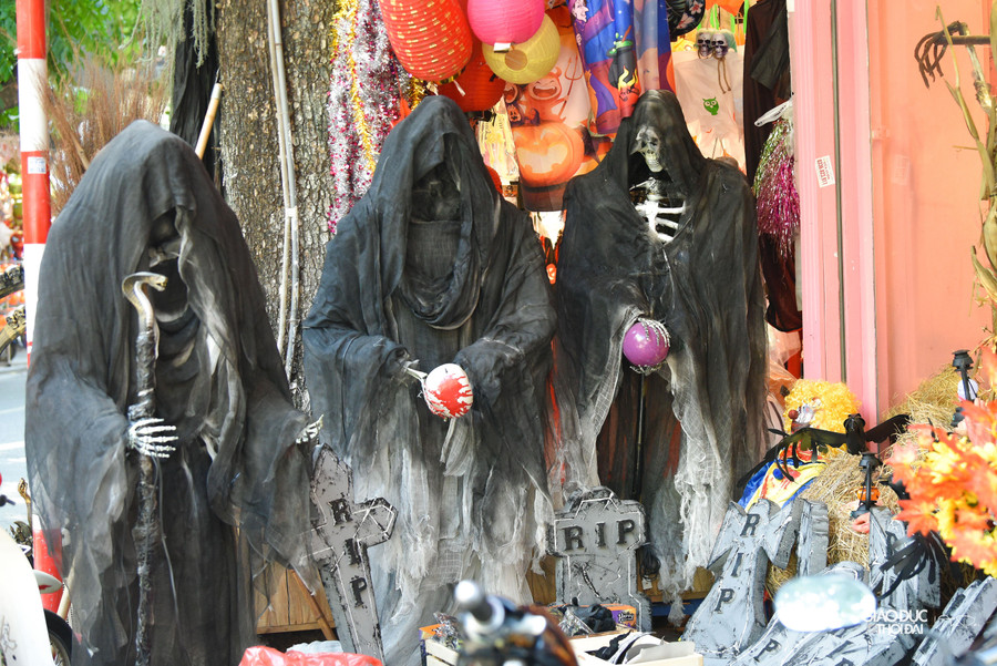 Nhiều năm gần đây, ngày lễ Halloween đã được nhiều người, đặc biệt là giới trẻ đón nhận. Theo đó, thị trường hàng hóa phục vụ cho ngày lễ này cũng ngày càng đa dạng hơn. Nhiều năm gần đây, ngày lễ Halloween đã được nhiều người, đặc biệt là giới trẻ đón nhận. Theo đó, thị trường hàng hóa phục vụ cho ngày lễ này cũng ngày càng đa dạng hơn.