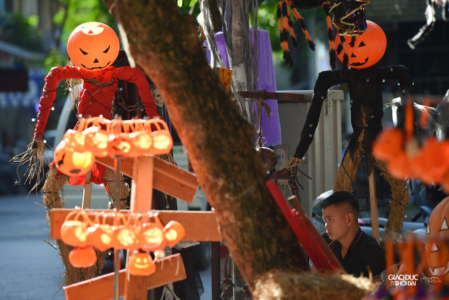 Nhiều cửa hàng tại Hàng Mã đang tất bật làm những đồ trang trí để trả cho khách đặt cũng như bày bán. Nhiều cửa hàng tại Hàng Mã đang tất bật làm những đồ trang trí để trả cho khách đặt cũng như bày bán.