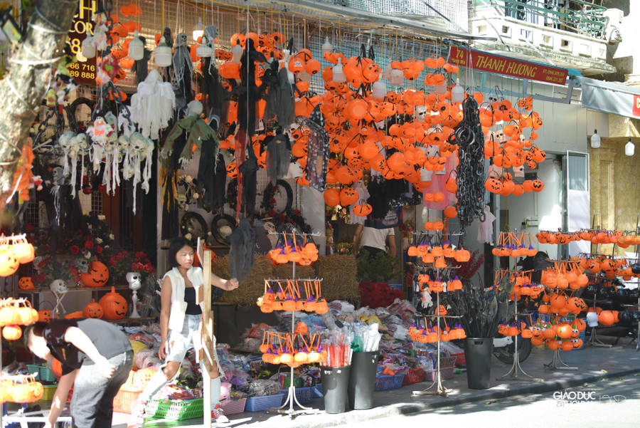 Những mặt hàng như mặt nạ ma quỷ, nón phù thủy, tóc giả, bí ngô... đem tới một không gian nhiều màu sắc và ma quái đúng với tinh thần trong ngày lễ hội hóa trang Halloween. Những mặt hàng như mặt nạ ma quỷ, nón phù thủy, tóc giả, bí ngô... đem tới một không gian nhiều màu sắc và ma quái đúng với tinh thần trong ngày lễ hội hóa trang Halloween.