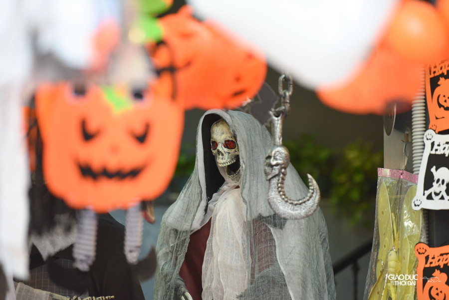 Nhiều cửa hàng bán đồ trang trí Halloween đã dựng lên ngay bên ngoài để du khách có thể 'check-in'. Nhiều cửa hàng bán đồ trang trí Halloween đã dựng lên ngay bên ngoài để du khách có thể 'check-in'.