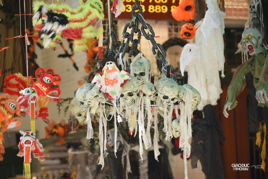 Đồ chơi Halloween năm nay rất đa dạng về chủng loại như mặt nạ, nón phù thủy, tóc giả, hình nộm, bộ xương, lưỡi hái, kiếm, đèn bí đỏ,... Đồ chơi Halloween năm nay rất đa dạng về chủng loại như mặt nạ, nón phù thủy, tóc giả, hình nộm, bộ xương, lưỡi hái, kiếm, đèn bí đỏ,...
