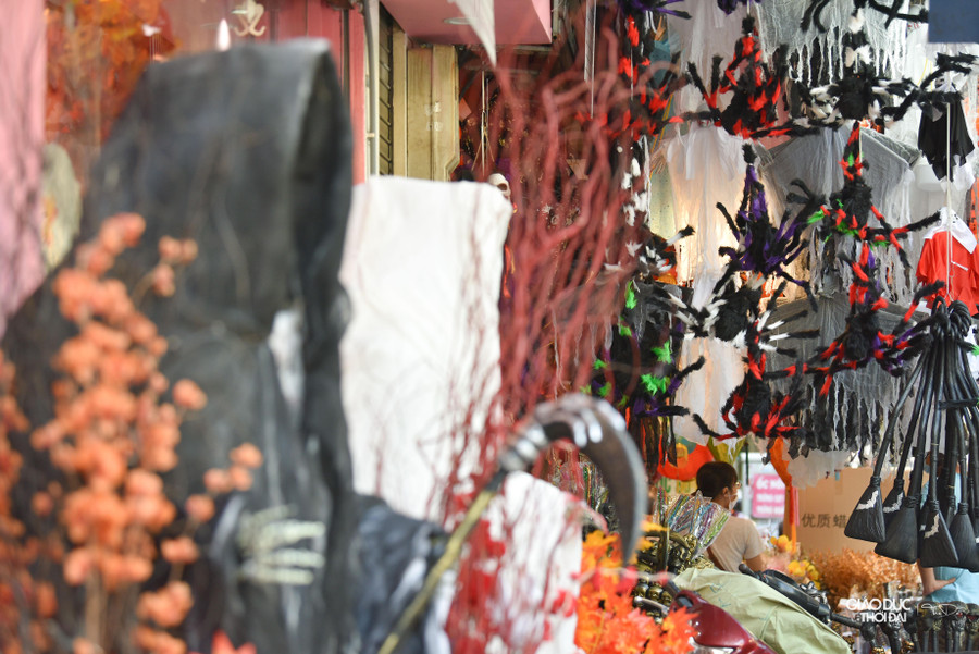 Không khí Halloween tràn ngập trên phố Hàng Mã với gam màu chủ đạo cam, đen nhuốm cả con đường, phảng phất một chút ma mị, kỳ quái, nhưng cũng không kém phần rực rỡ, đẹp mắt. Không khí Halloween tràn ngập trên phố Hàng Mã với gam màu chủ đạo cam, đen nhuốm cả con đường, phảng phất một chút ma mị, kỳ quái, nhưng cũng không kém phần rực rỡ, đẹp mắt.