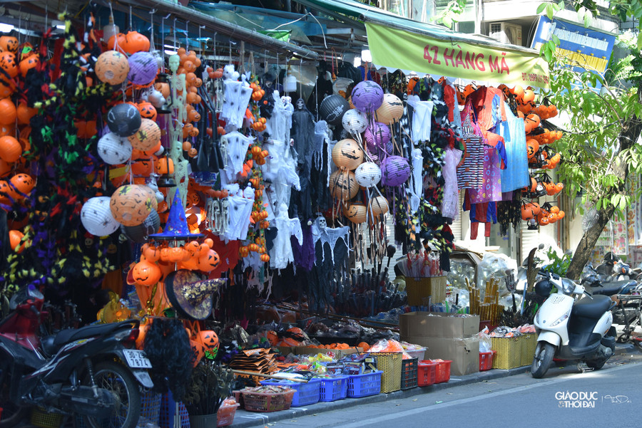 Những bộ trang phục đậm chất 'ma quỷ', đồ trang trí kinh dị tràn ngập tại hầu hết các gian hàng. Những bộ trang phục đậm chất 'ma quỷ', đồ trang trí kinh dị tràn ngập tại hầu hết các gian hàng.
