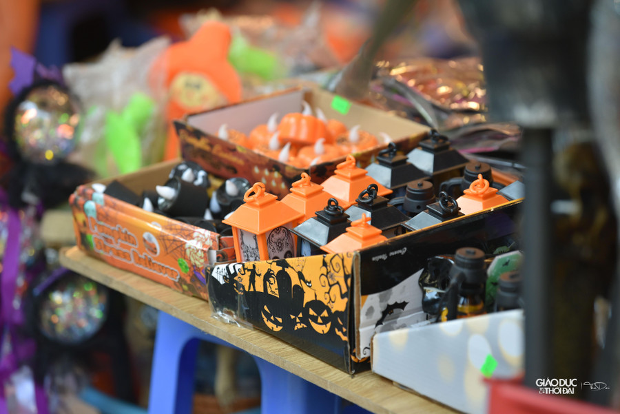 Giá thành của các loại sản phẩm cũng hết sức phong phú, từ vài chục cho đến vài trăm ngàn đồng. Giá thành của các loại sản phẩm cũng hết sức phong phú, từ vài chục cho đến vài trăm ngàn đồng.