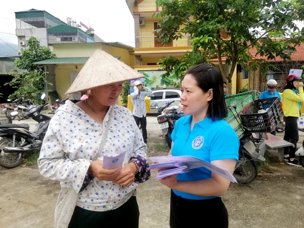 Cán bộ Bảo hiểm xã hội tỉnh Hà Giang tư vấn về lợi ích cho người dân khi tham gia BHXH tự nguyện. Ảnh: Khánh Huyền/ Báo Hà Giang